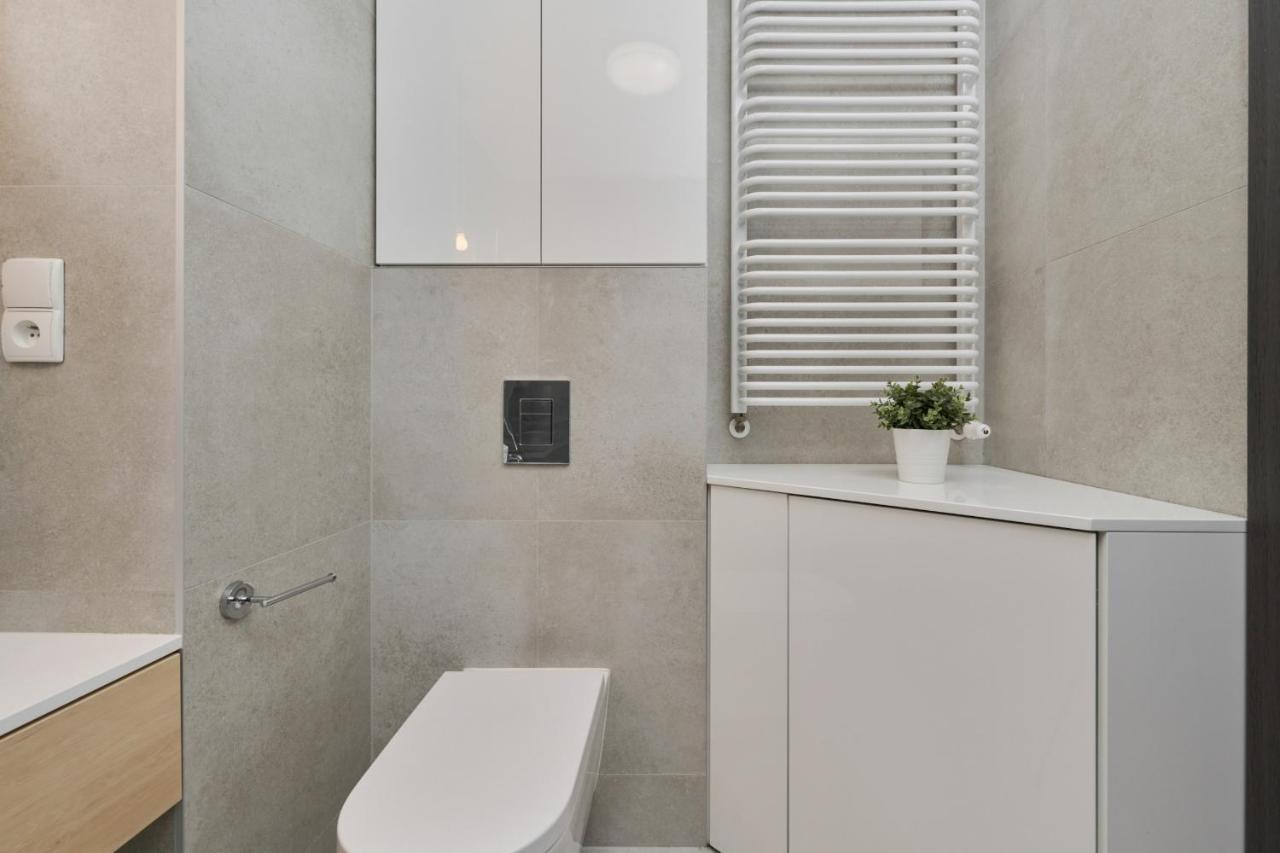 Spacious Apartment With Balcony Near The Slavic Hill Wroclaw By Renters Prestige Exterior foto